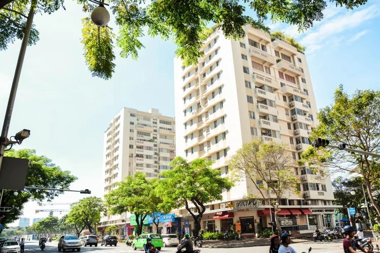 Mỹ Khang 3 Hình ảnh khu căn hộ Mỹ Khang Phú Mỹ Hưng tháp đôi, mặt tiền Nguyễn Lương Bằng, với cây xanh và shophouse tầng trệt