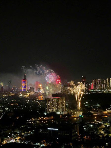 Bán căn hộ tầng cao tại Eco Green Saigon,căn góc, view pháo hoa